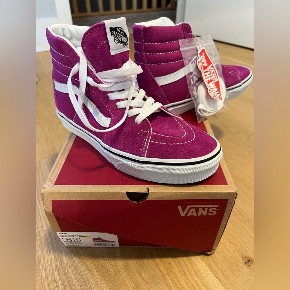 BNWT AND BOX -Vans SK8-Hi women’s sz7